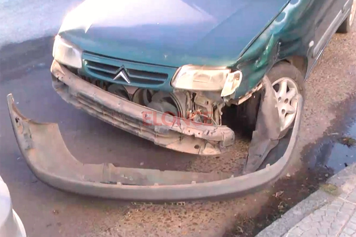 Auto circulaba a alta velocidad, chocó a un utilitario y escapó Auto circulaba a alta velocidad, chocó a un utilitario y escapó