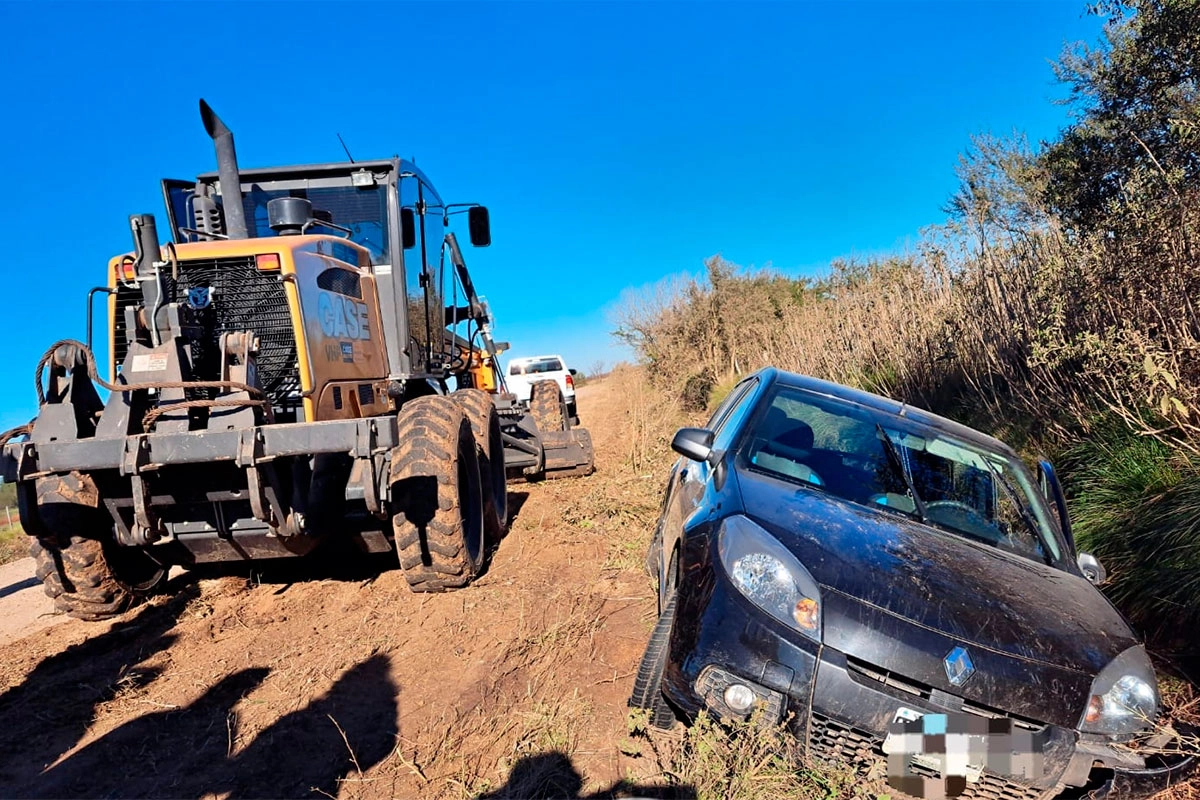 Un auto chocó contra una motoniveladora Un auto chocó contra una motoniveladora