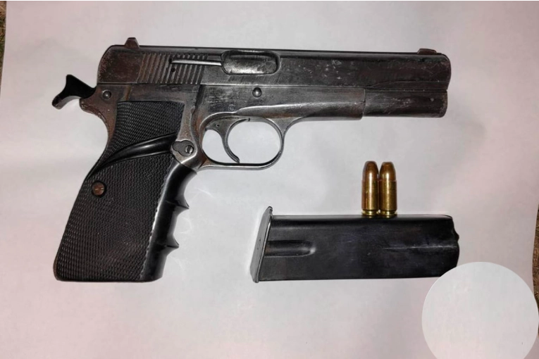 Robos en Paraná: incautaron una pistola arrojada por sospechoso que huyó de control policial