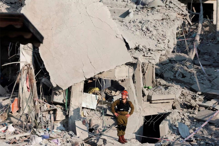 Un equipo de rescate trabaja en el lugar del impacto de un misil iran&iacute; contra Israel (foto Reuters)
