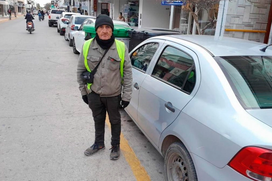 Le transfirieron $500 mil por error y el cuidacoches los devolvi&oacute; sin dudar (foto Cadena 3)