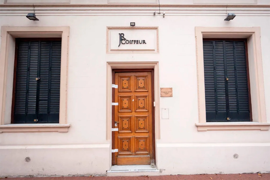 La peluquer&iacute;a de Cejas fue clausura por los investigadores de la Polic&iacute;a de Investigaciones (foto Aire de Santa Fe)