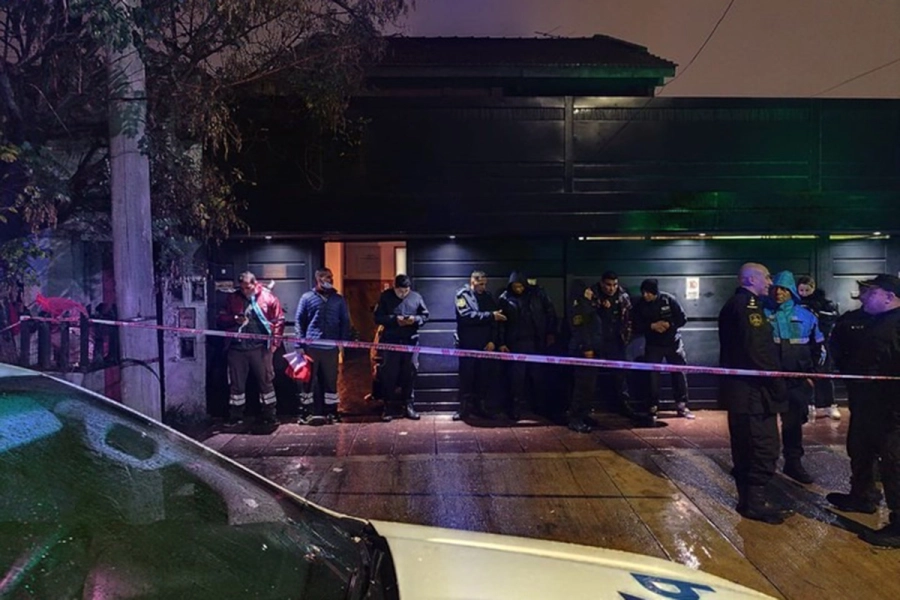 La imagen de la casa donde ocurri&oacute; la tragedia familiar en Lan&uacute;s. Foto: Clar&iacute;n.