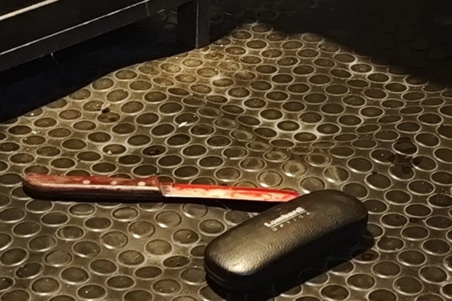 El cuchillo que utiliz&oacute; para auto herirse el asesino. Foto: Clar&iacute;n.