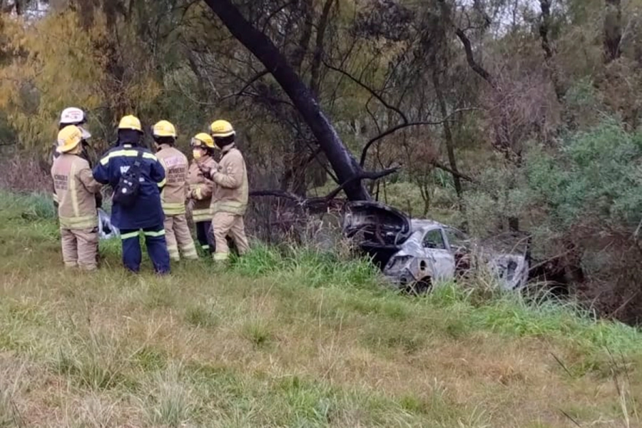 Murió calcinado tras despistar y volcar en la Ruta 12 (foto Bomberos Voluntarios de Ceibas)