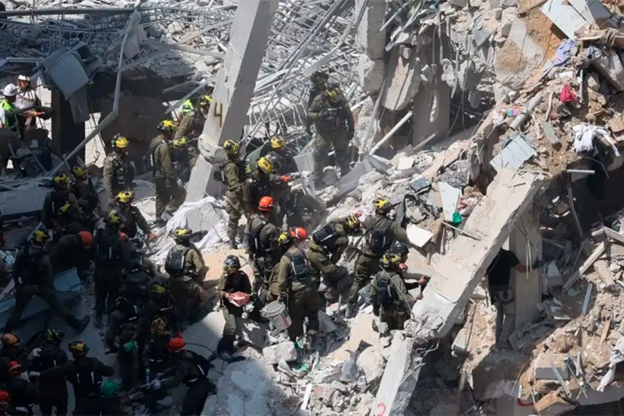 Buscan a desaparecidos entre los escombros de un edificio residencial parcialmente derrumbado tras el ataque iran&iacute; (foto Shutterstock)