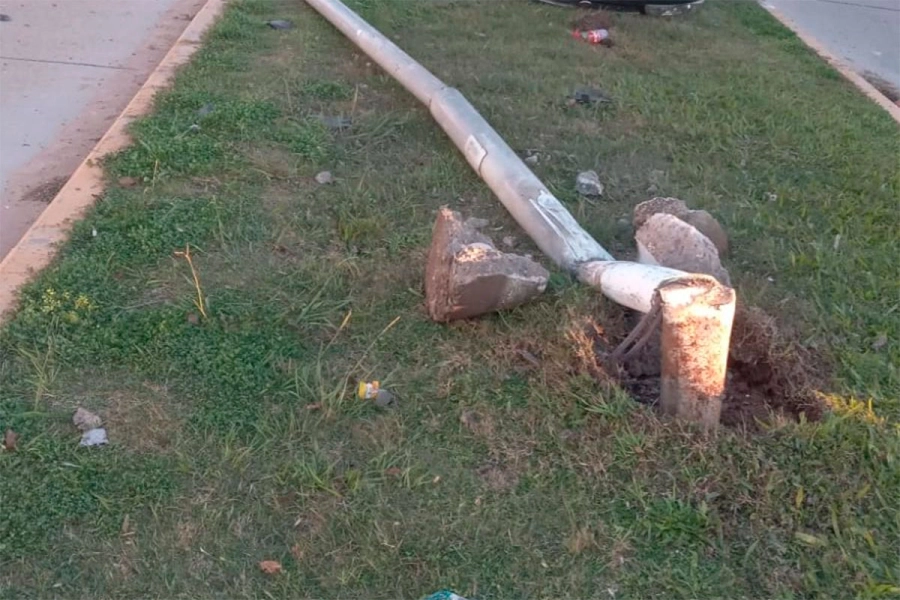 Conductor alcoholizado chocó una columna y volcó