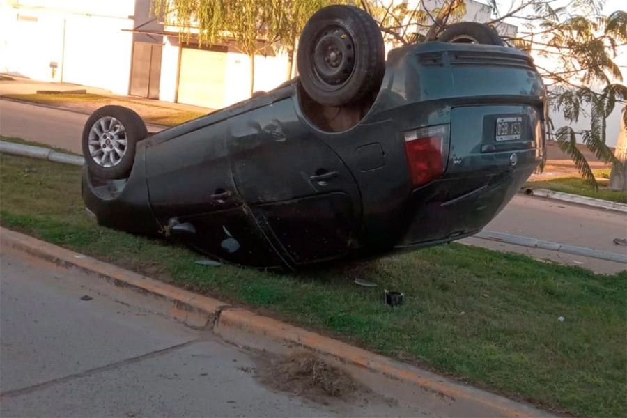 Conductor alcoholizado chocó una columna y volcó