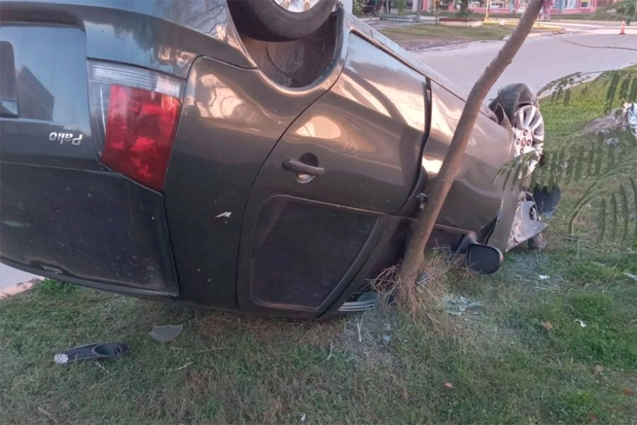 Conductor alcoholizado chocó una columna y volcó