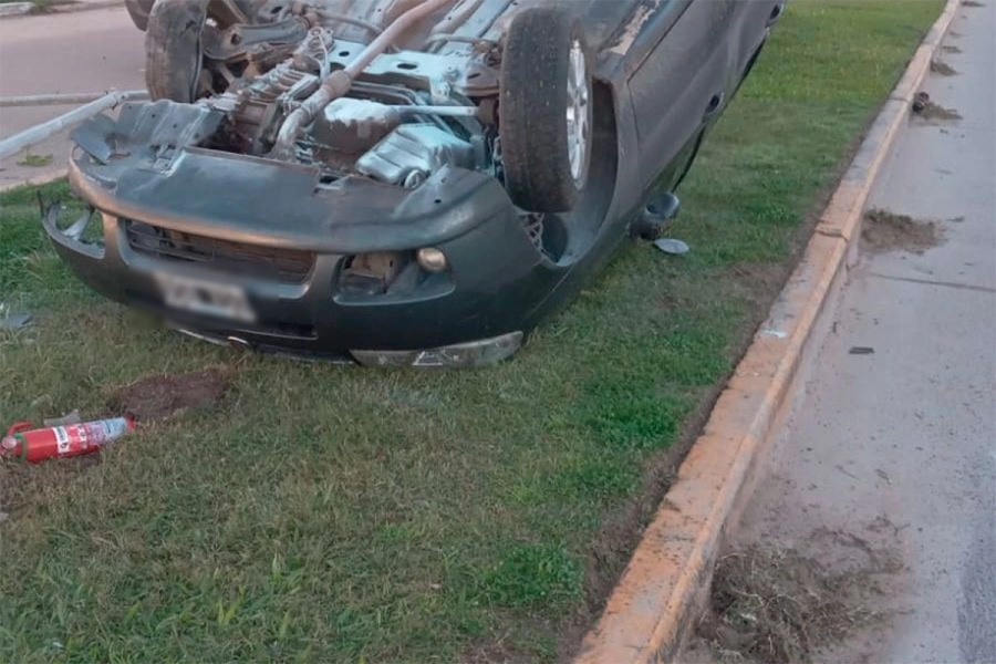 Conductor alcoholizado chocó una columna y volcó