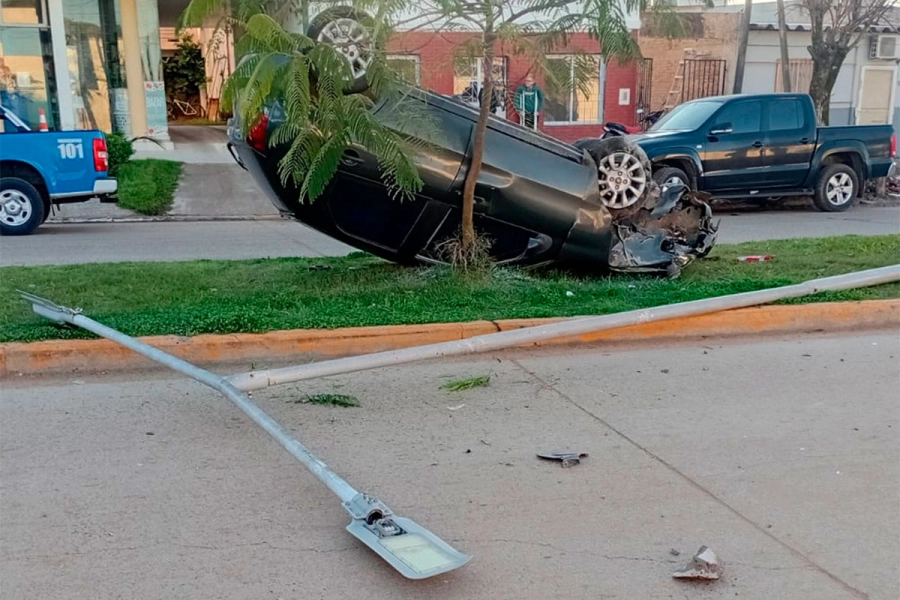 Conductor alcoholizado chocó una columna y volcó