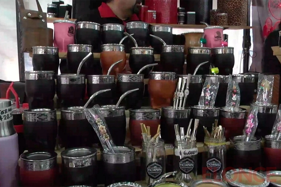 Variedad de productos en feria de artesanos