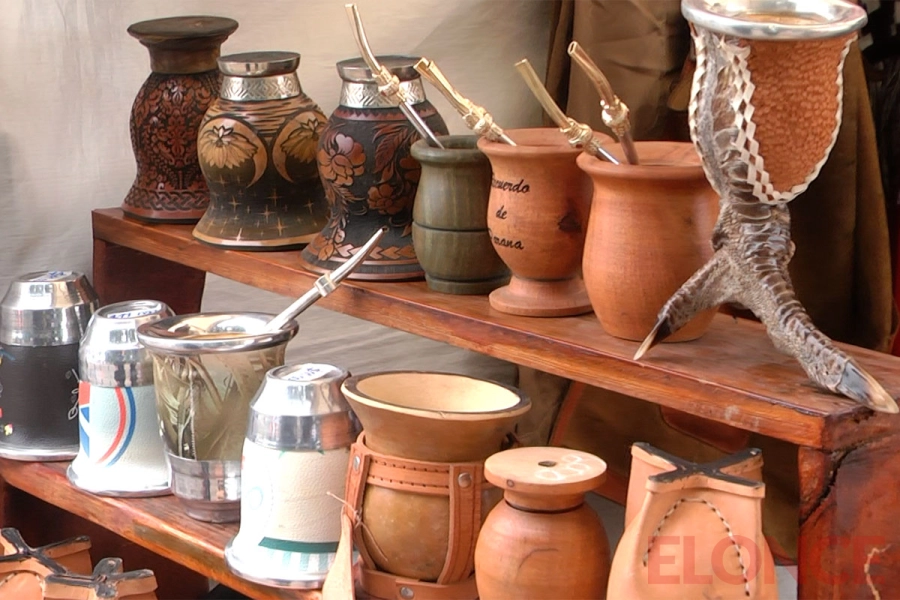 Variedad de productos en feria de artesanos