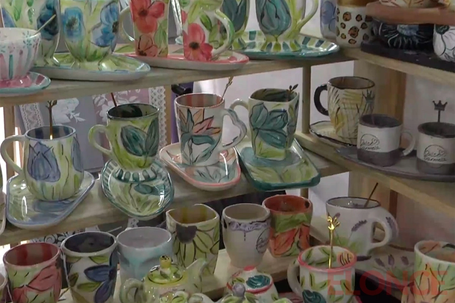 Variedad de productos en feria de artesanos