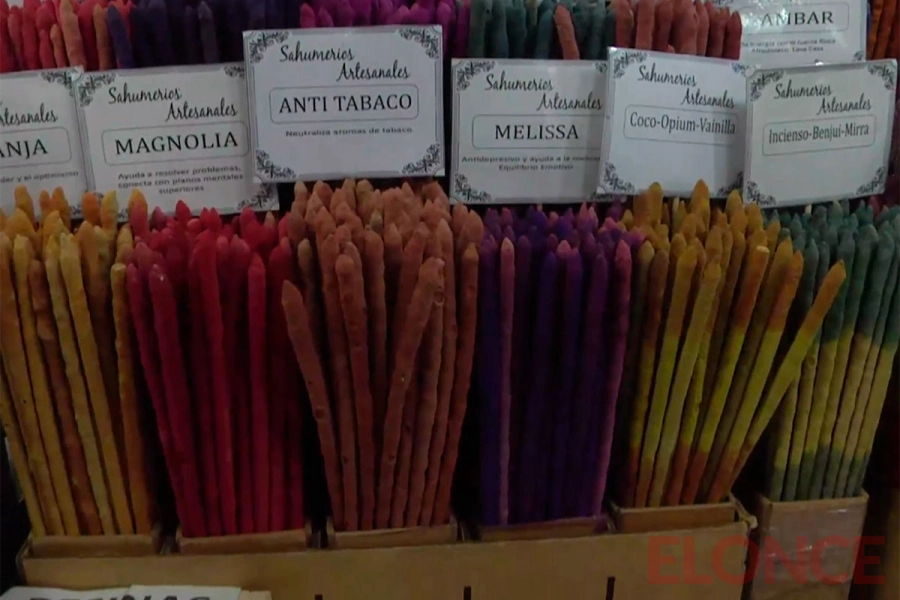 Variedad de productos en feria de artesanos