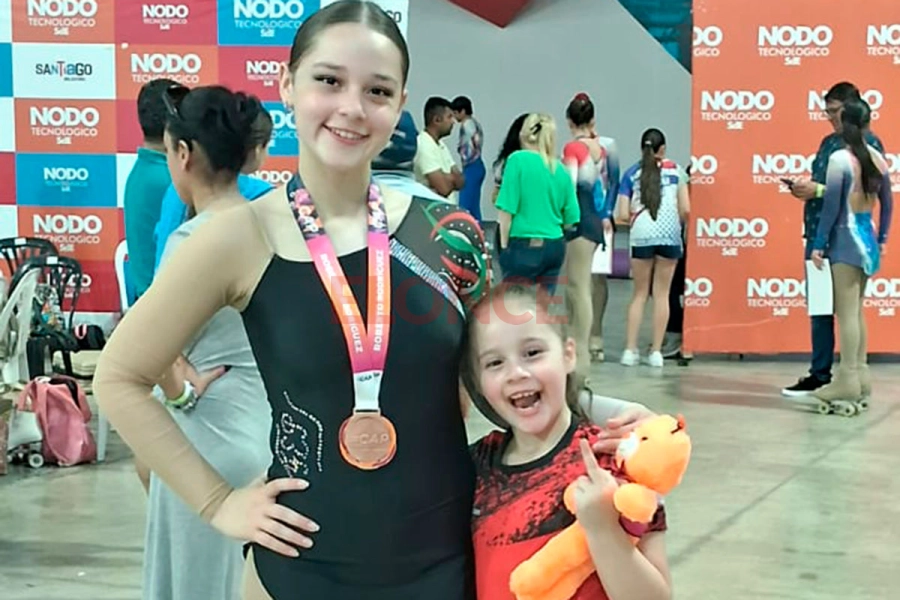 Alexia junto a su peque&ntilde;a hermana.