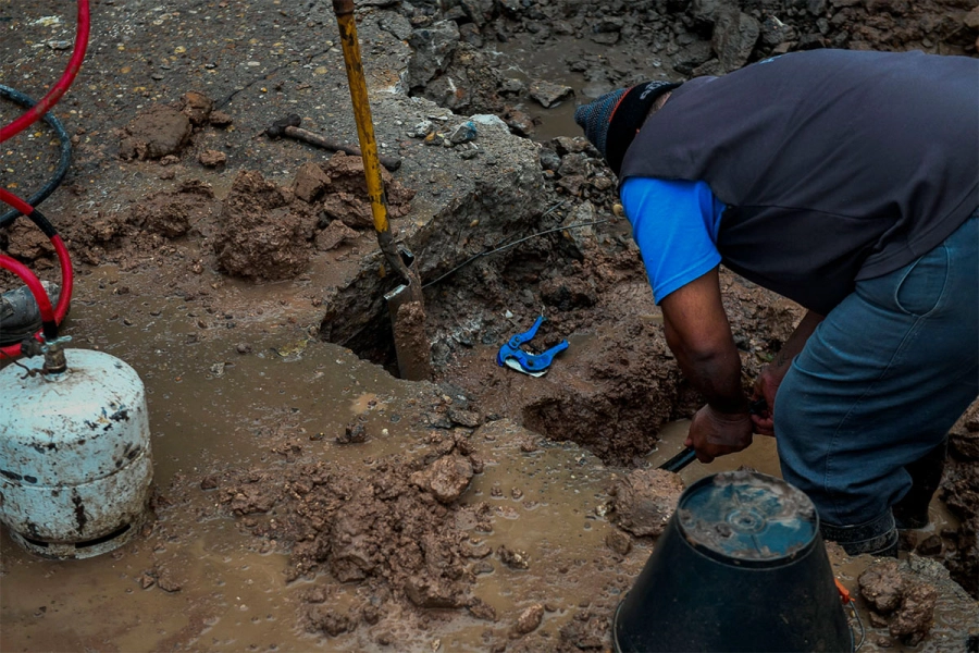Trabajos de reparación y mantenimiento en la red distribuidora de agua potable