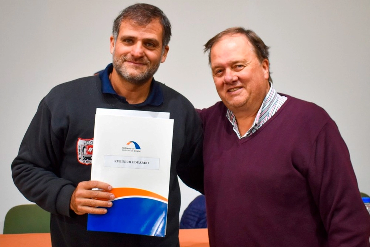 El intendente Marcelo Borghesan y un beneficiario
