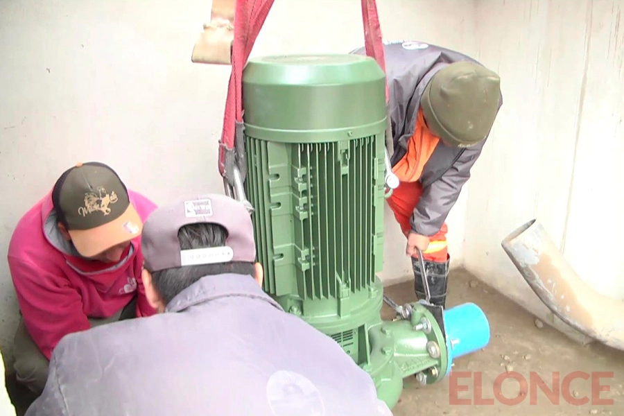 Colocan una bomba presurizadora en calle Ameghino (foto Elonce)