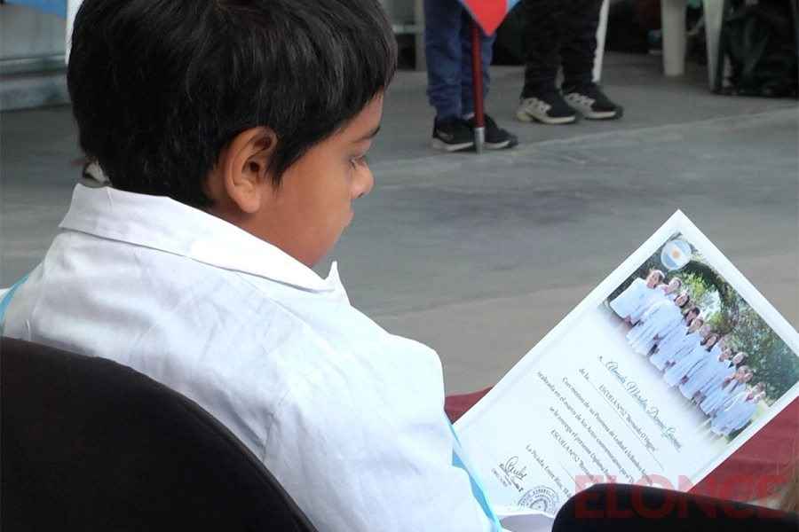Chicos de La Picada vivieron con emoci&oacute;n su promesa de lealtad a la Bandera