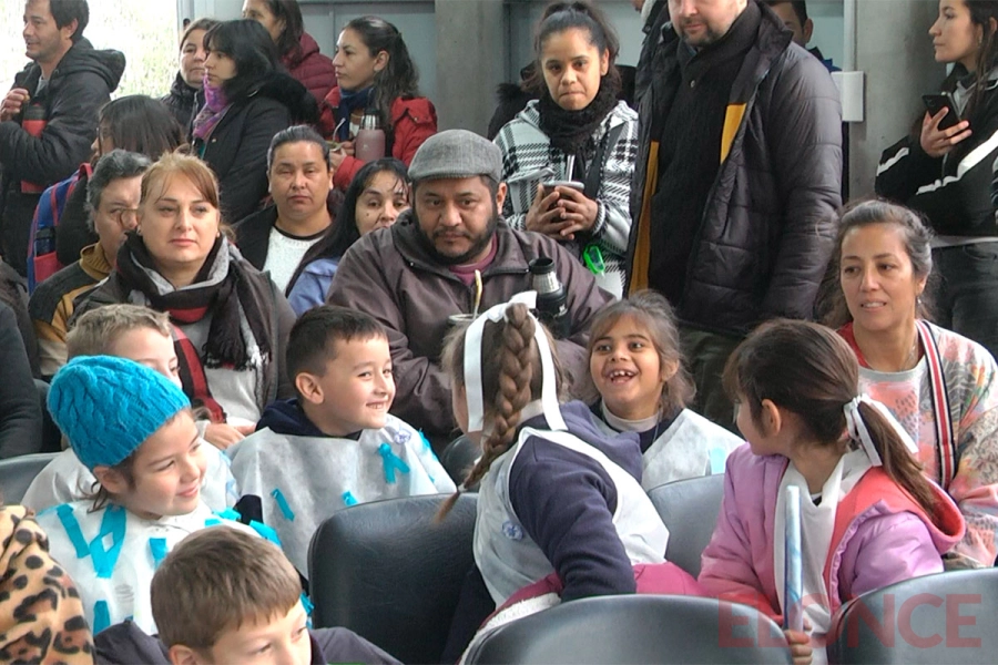 Chicos de La Picada vivieron con emoci&oacute;n su promesa de lealtad a la Bandera