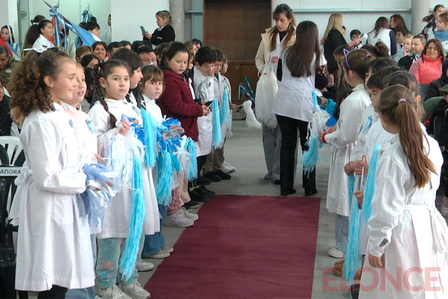 Chicos de La Picada vivieron con emoci&oacute;n su promesa de lealtad a la Bandera
