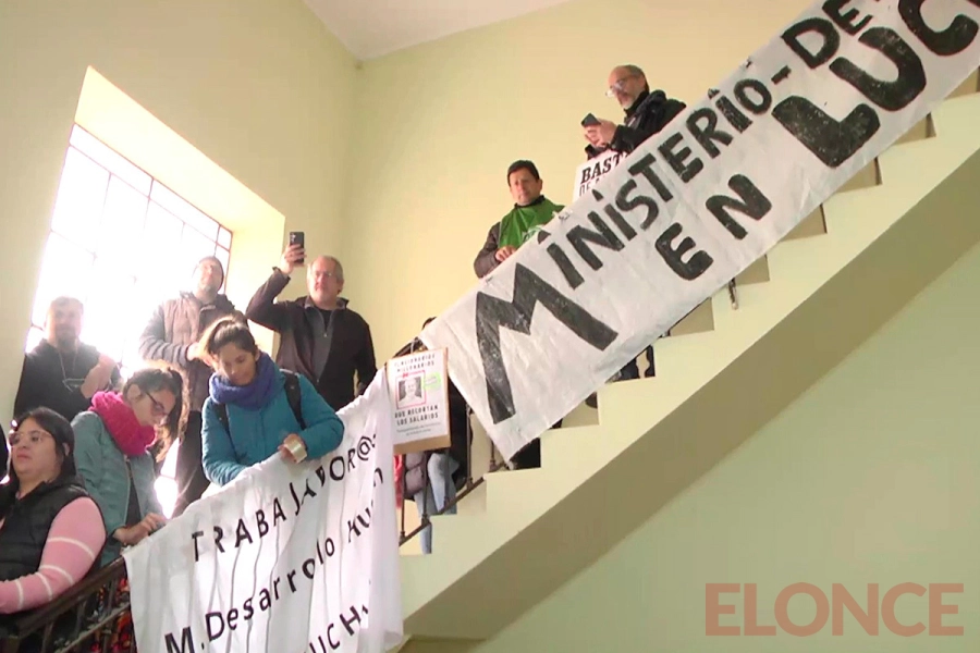 ATE protest&oacute; por recorte de horas extra y contratos (foto Elonce)