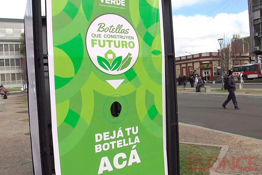 Uno de los puntos de recepci&oacute;n de botellas PET (foto Elonce)