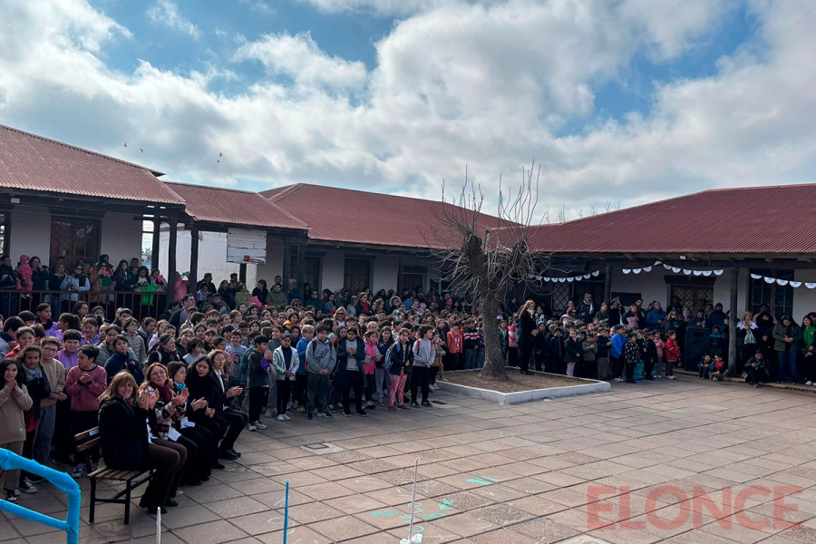 Con emoci&oacute;n y orgullo, alumnos de la Escuela Maestro Entrerriano prometieron lealtad a la Bandera