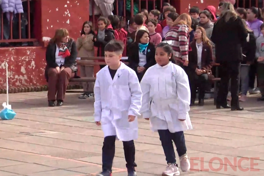 Con emoci&oacute;n y orgullo, alumnos de la Escuela Maestro Entrerriano prometieron lealtad a la Bandera