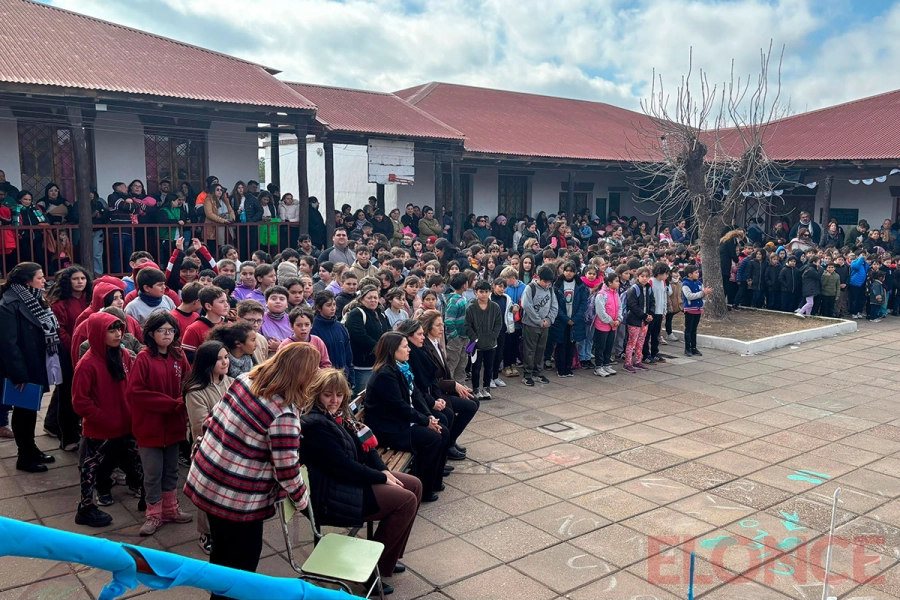 Con emoci&oacute;n y orgullo, alumnos de la Escuela Maestro Entrerriano prometieron lealtad a la Bandera