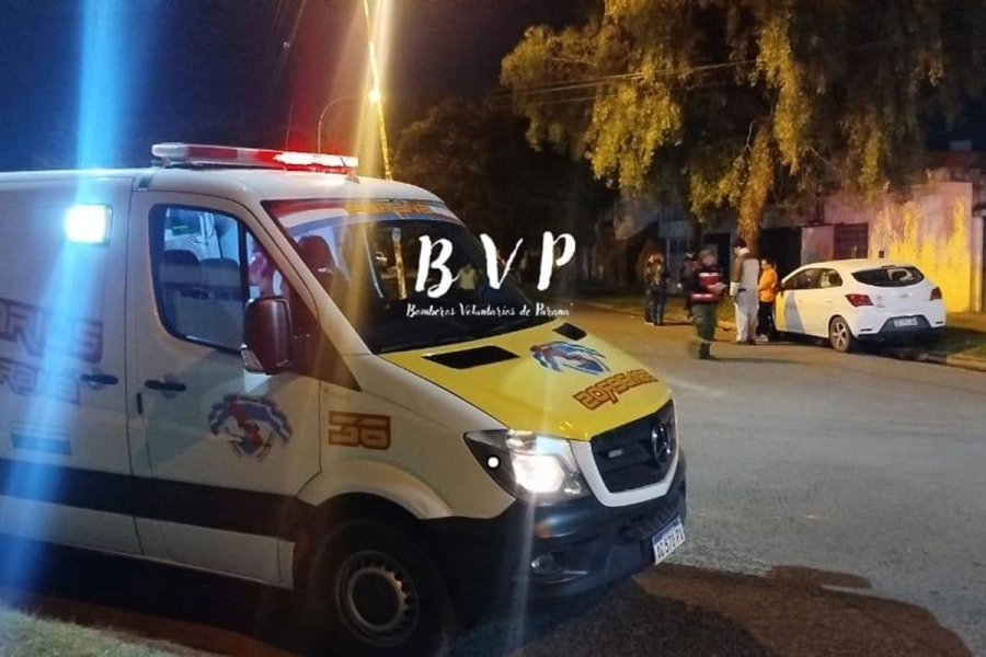 Murió un motociclista que había sufrido un grave choque con un auto en Paraná (foto Bomberos Voluntarios de Paraná)