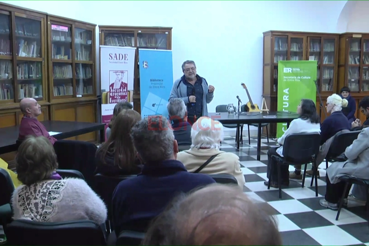 Momento de la presentación del libro de Víctor Acosta.