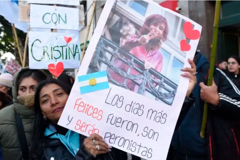 “Los que están asustados son ellos", dijo Cristina Fernández y confirmó que no puede salir al balcón