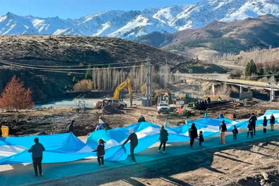 La bandera de 500 metros en Andacollo. Lm Neuqu&eacute;n