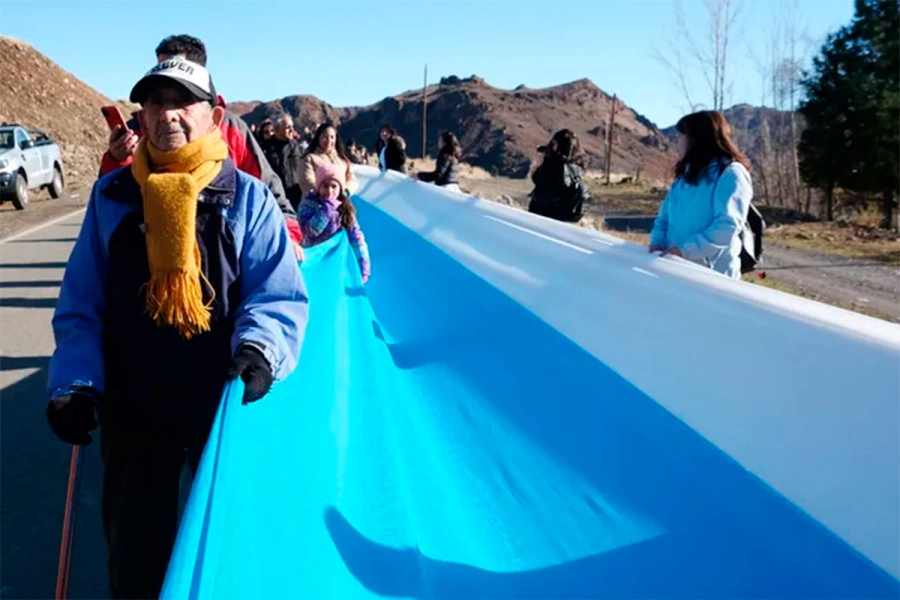 La bandera de 500 metros en Andacollo. Lm Neuqu&eacute;n