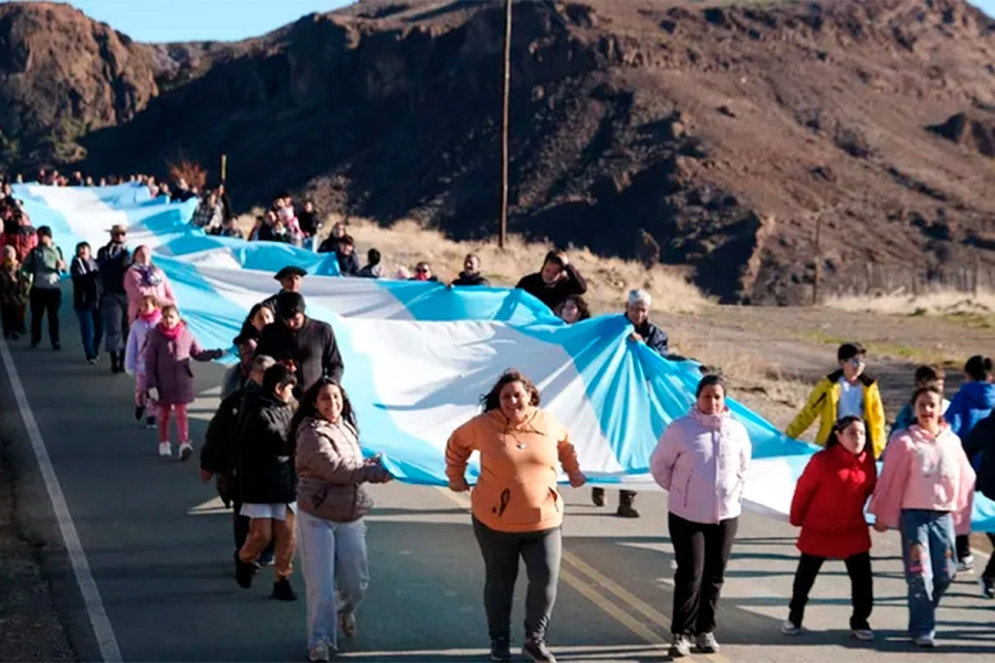 La bandera de 500 metros en Andacollo. Lm Neuqu&eacute;n