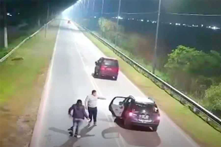 Joven se arroj&oacute; de un auto en movimiento