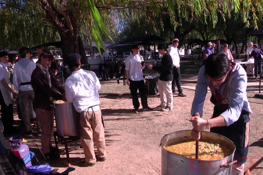 Almuerzo patrio en el CAE por el D&iacute;a de la Bandera (foto Elonce)