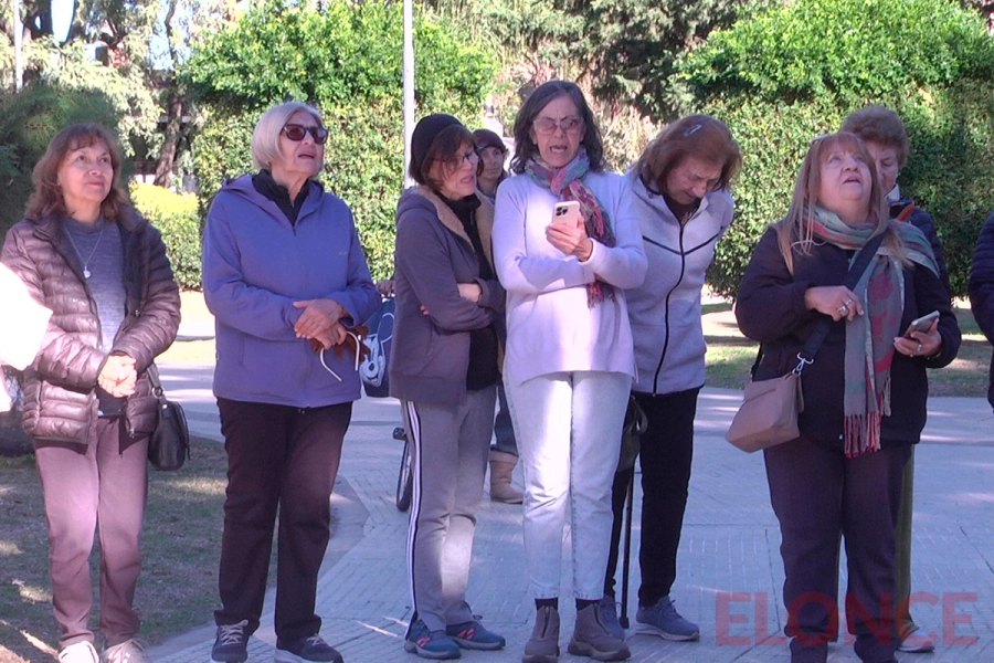 Recambio de banderas en Plaza S&aacute;enz Pe&ntilde;a de Paran&aacute; (foto Elonce)