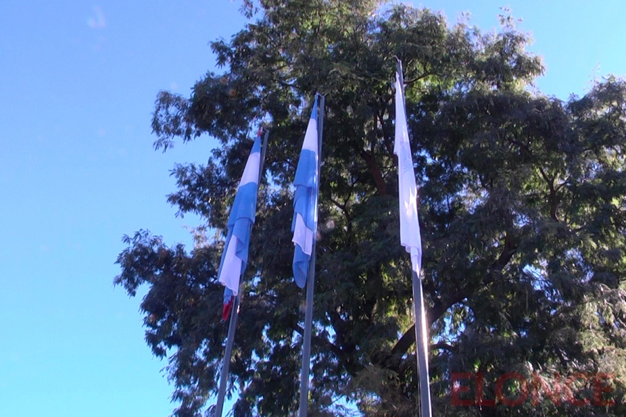 Recambio de banderas en Plaza S&aacute;enz Pe&ntilde;a de Paran&aacute; (foto Elonce)