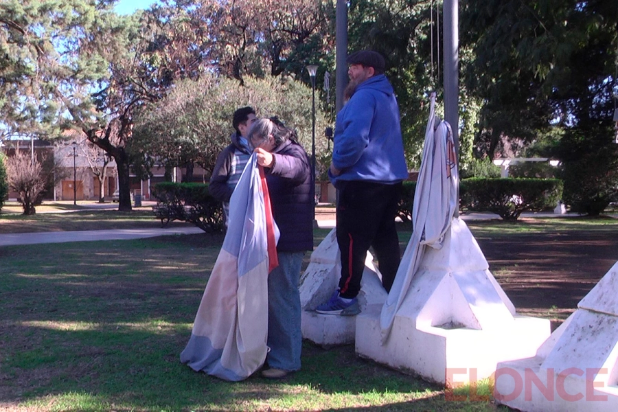 Recambio de banderas en Plaza S&aacute;enz Pe&ntilde;a de Paran&aacute; (foto Elonce)