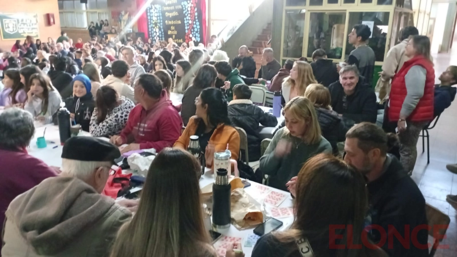 Gran mate bingo en la secundaria N&ordm;36 (ex Comercio N&ordm;1) (foto Elonce)