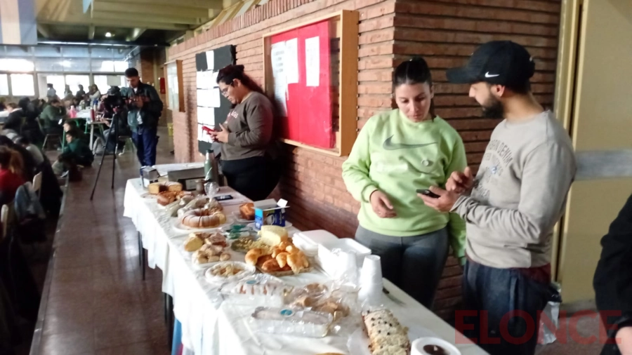 Gran mate bingo en la secundaria N&ordm;36 (ex Comercio N&ordm;1) (foto Elonce)