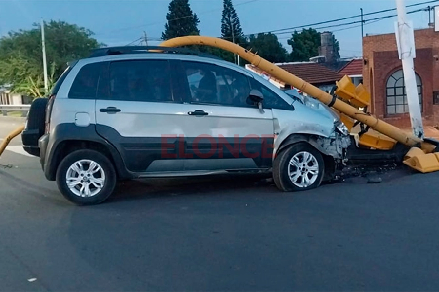 En 2023 otro veh&iacute;culo choc&oacute; uno de los sem&aacute;foros ubicados en la misma esquina