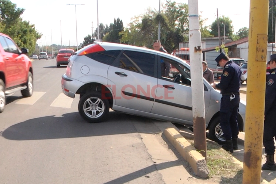 Auto quedó “colgado” en avenida de Las Américas