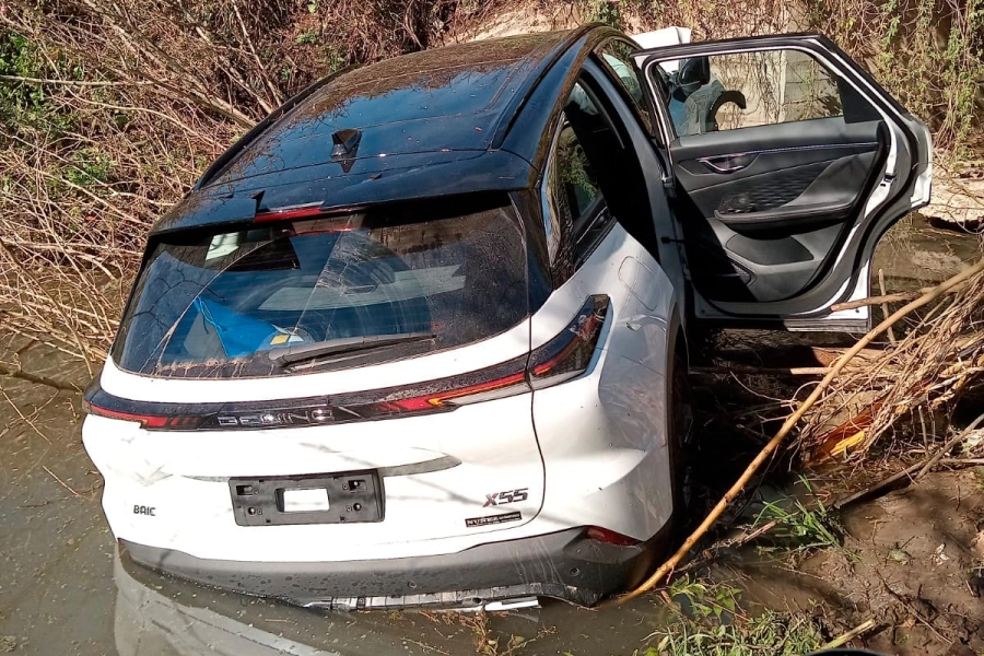 Se agach&oacute; a buscar la billetera mientras manejaba, perdi&oacute; el control del auto  y cay&oacute; a un zanj&oacute;n