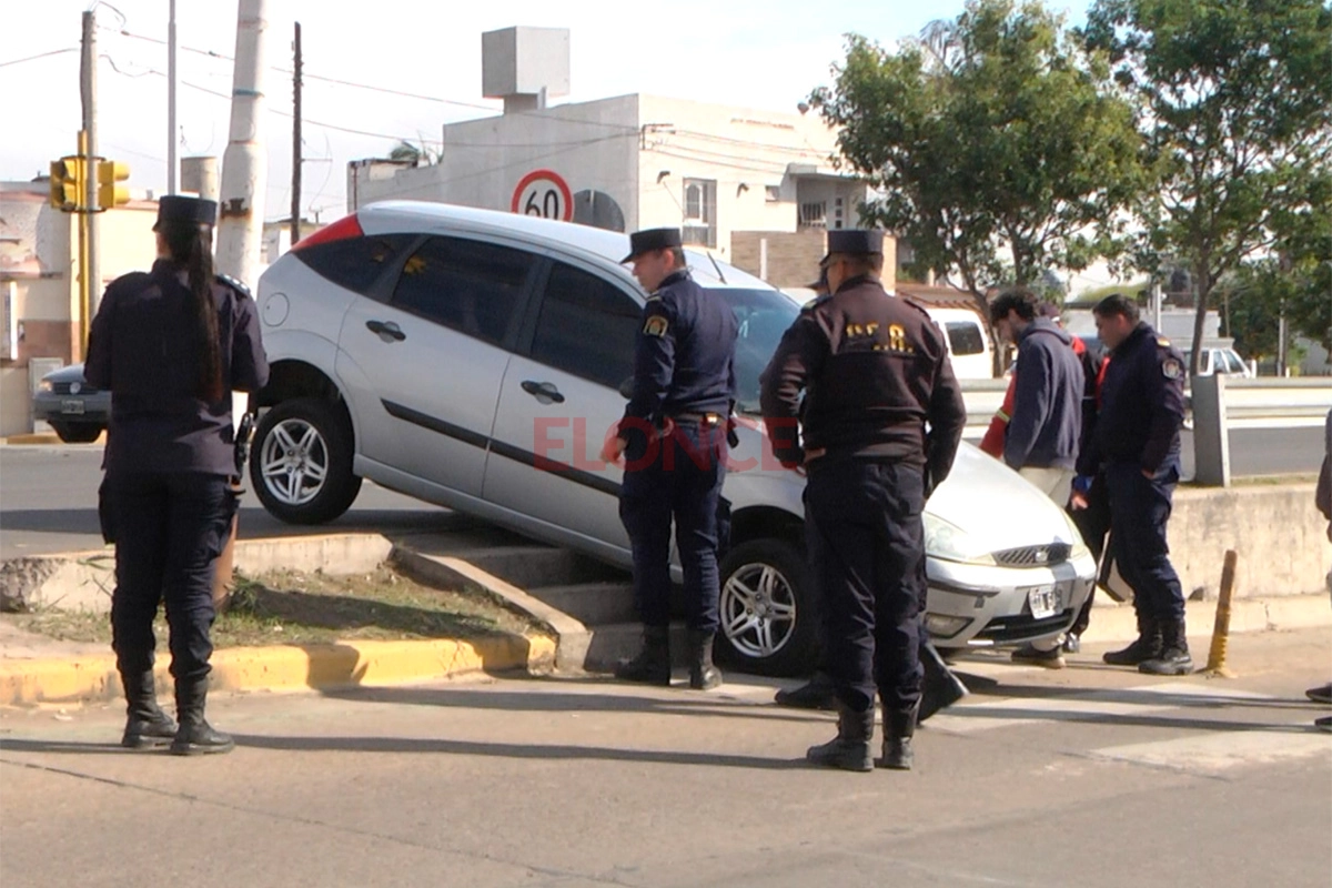Auto quedó “colgado” en avenida de Las Américas Auto quedó “colgado” en avenida de Las Américas