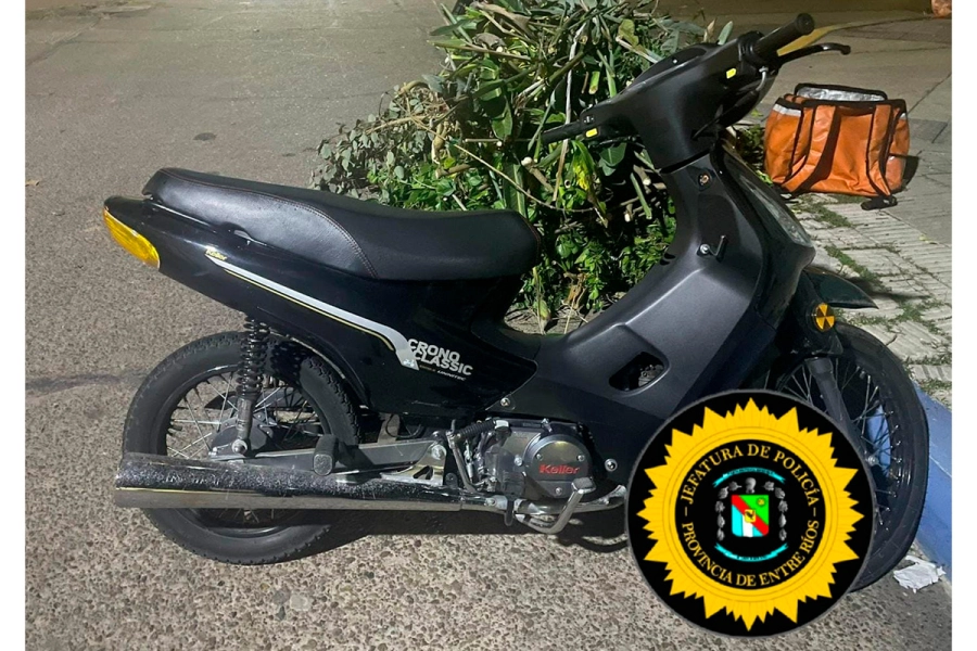 Un joven cay&oacute; con su moto al no advertir un lomo de burro