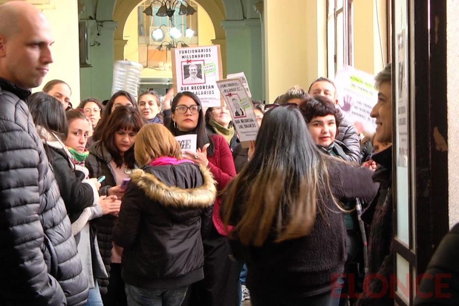 Asambleas de empleados p&uacute;blicos en Casa de Gobierno (foto Elonce)